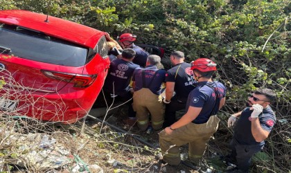 Bandırmada otomobil şarampole uçtu: 1 yaralı