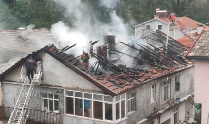 Bartında çatı yangını korkuttu