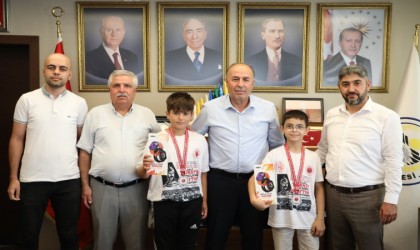 Başkan Arslandan başarılı sporculara ödül