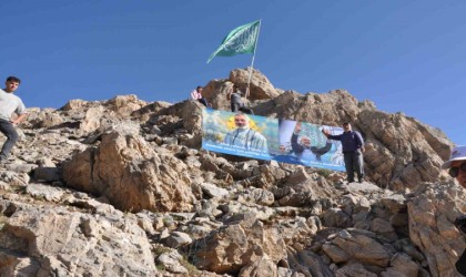 Batmanda İsraile tepki gösteren vatandaşlar Mereto Dağı zirvesinde Haniyenin posterini açtı