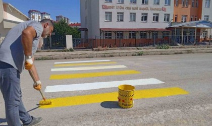 Bayburtta yaya geçidi çizgileri boyanarak trafik işaret levhaları yenilendi