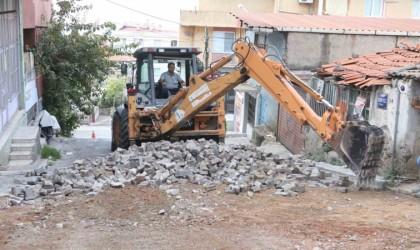 Bayraklıda yol yenileme seferberliği sürüyor