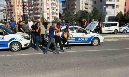 Bıçaklı kavganın şüphelileri kaçarken polis otomobiline çarptı