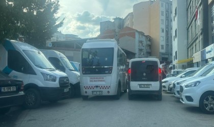 Bilecikte gelişi güzel park eden araçlar trafiği zora sokuyor