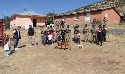 Bingölde jandarma ekipleri, öğrencilerle bir araya geldi