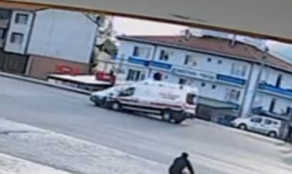 Boluda ambulans ile ticari araç çarpıştı: 1 yaralı