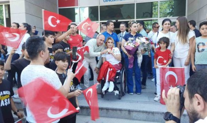 Bronz madalya kazanan milli sporcu Nazmiye Muratlı, Hatayda coşkuyla karşılandı