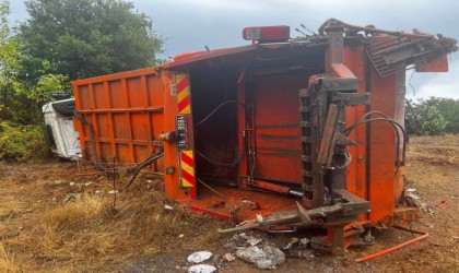 Bursada kontrolden çıkan çöp kamyonu şarampole yuvarlandı: 3 kişi yaralandı