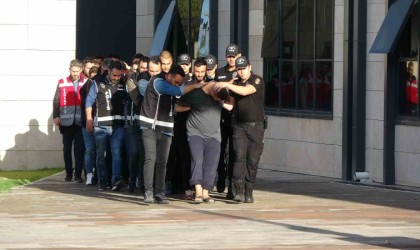 Çanakkalede polis merkezi önünde 6 kişinin yaralandığı silahlı çatışmanın şüphelileri adliyeye sevk edildi