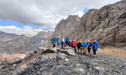 Çekyadan gelen turistler Yüksekovanın doğal güzelliklerine hayran kaldı