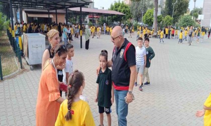 Çocuk polisi okul önlerinde sıkı denetimde