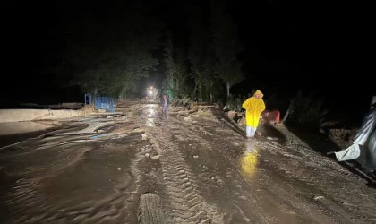 Çorumda etkili olan sağanak yağış ve rüzgar hayatı felç etti