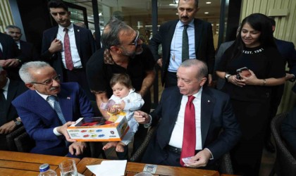 Cumhurbaşkanı Erdoğan, Ankarada bir pastaneyi ziyaret ederek vatandaşlarla sohbet etti