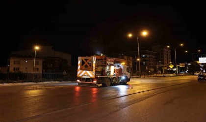 Denizlide yol çizgileri yenileniyor