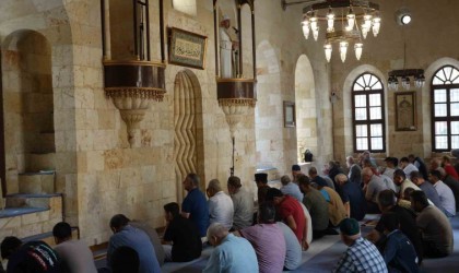 Deprem sonrası ibadete kapatılan Kozluca Camii yeniden cemaatine kavuştu