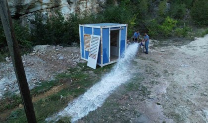 Depremle birlikte 11 kuyudan 6sının kuruduğu mahallede, saniyede 8 litre su çıkan yeni kuyu yüzleri güldürdü