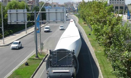 Dev rüzgar gülü türbinleri böyle taşındı