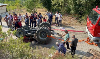 Devrilen traktörün altında kalan hala yeğen hayatını kaybetti