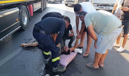 Direksiyon başında krize giren tır sürücüsü, vatandaşların ilk yardımı sonrası kendine geldi