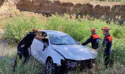 Direksiyon hakimiyetini kaybedip dereye uçtu: 1 ölü