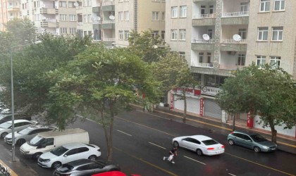 Diyarbakırda fırtına ve sağanak yağış hayatı olumsuz etkiledi