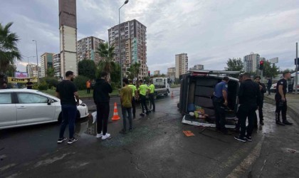 Diyarbakırda otomobil ile şehir içi minibüs çarpıştı: 1i bebek 9 yaralı