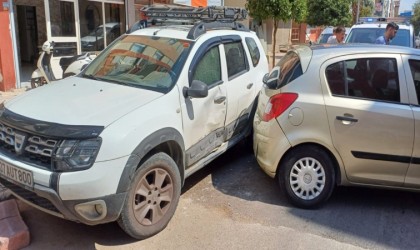 Dükkanın önüne park eden araca kızıp kendi aracıyla çarptı, Kaydırdım diyerek özür diledi