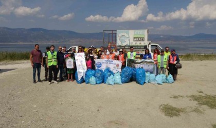 Dünya Temizlik Gününde kuraklıkla boğuşan Burdur Gölü etrafında çöp topladılar