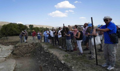 Dünyaca ünlü arkeologlar Satala Antik Kentindeki kazıları yerinde inceledi