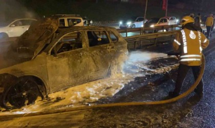 E5 karayolunda seyir halindeki araç alev alev yandı, o anlar kamerada