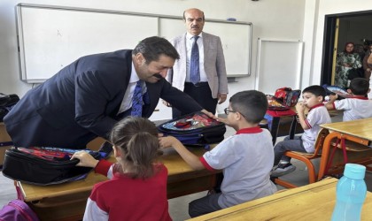 Elazığ Belediyesinden öğrencilere kırtasiye seti ve okul çantası desteği