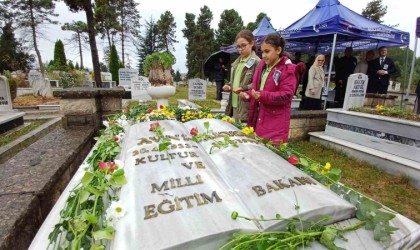 Eski Bakan Avni Akyol kabri başında anıldı