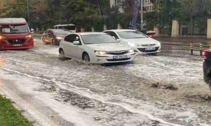 Eskişehir güne yağmurla uyandı