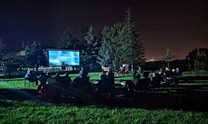 Eskişehirli bisikletliler dünya turuna çıkan gezginlerle birlikte film izledi