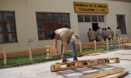 Fabrika gibi lisede arı gibi çalışan öğrenciler atık malzemelerden ahşap eşyalar üretiyorlar