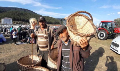 Fındık dallarından ördüğü sepetleri bin liradan satıyor