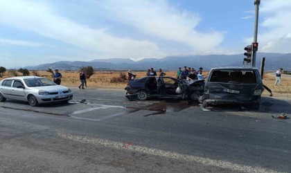 Gaziantepte 3 aracın karıştığı zincirleme trafik kazası: 2 yaralı