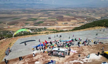 Gaziantepte yamaç paraşütü heyecanını depremzede çocuklar merakla izledi