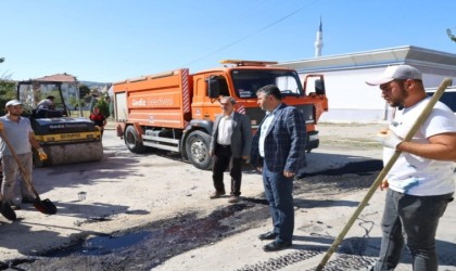 Gedizde asfalt çalışmaları devam ediyor