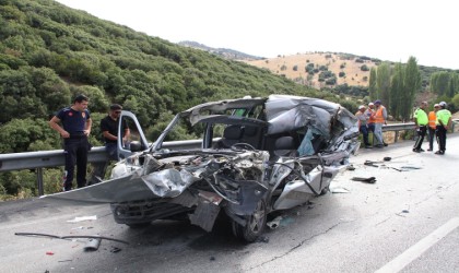 Hafif ticari otomobil tıra arkadan çarptı: 1 ölü, 1 ağır yaralı