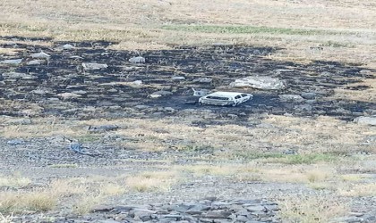 Hakkaride alev alan otomobil kullanılamaz hale geldi