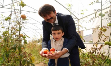 ‘Hem Eğitim hem Üretim sloganıyla kurulan serada özel çocuklar toprakla buluşturdukları sebzelerin hasadını yaptılar