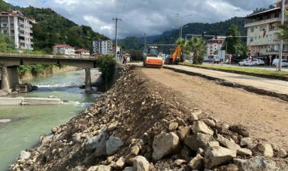 Hopa-Artvin karayolunda heyelan nedeniyle yaşanan çökmenin ardından çalışmalar sürüyor