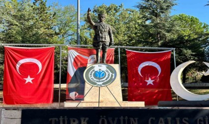 İl Milli Eğitim Müdürlüğüne ait çelenk Atatürk Anıtında unuttu