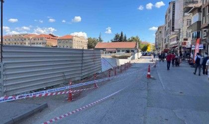 İnşaatın yanındaki yolda göçük meydana geldi