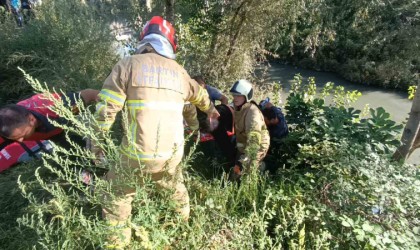 Irmağa atlayan 15 yaşındaki kızı belediye personeli kurtardı