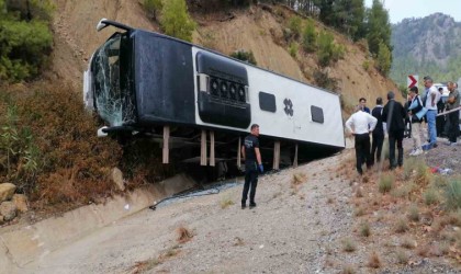 Isparta-Antalya yolunda yolcu otobüsü şarampole devrildi: 8 yaralı