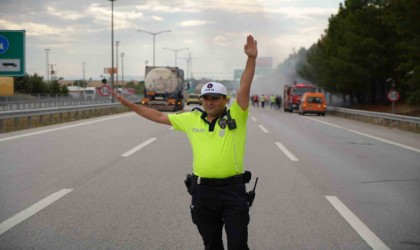 İstanbul-Edirne Otoyolunda yangın: Trafik tek şeritten sağlandı