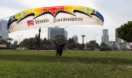 İzmir Körfezinde paramotor keyfi