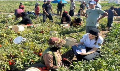 Jandarma personeli mevsimlik tarım işçilerini ziyaret etti